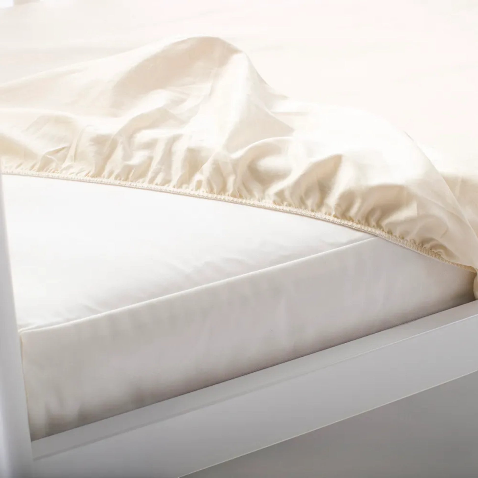 Modugreen Baby waterproof organic cotton flannel crib mattress protector pad with a secure fitted elastic skirt.