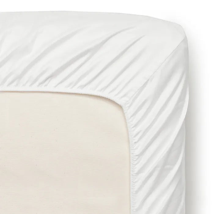 Modugreen Baby organic cotton sateen crib sheet in white, featuring a smooth 300 thread count and elasticized fit.